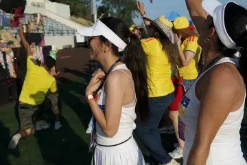 El equipo de Colombianos en New York celebra en el campo