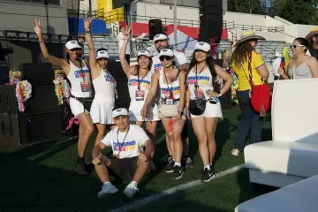 El equipo de Colombianos en New York celebra en el campo