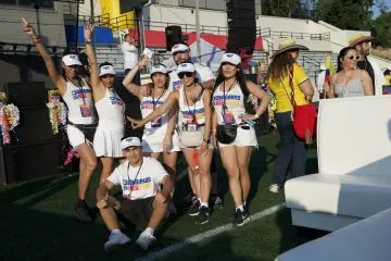 El equipo de Colombianos en New York celebra en el campo