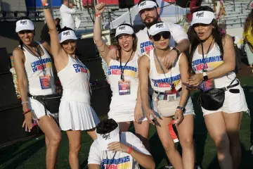 El equipo de Colombianos en New York celebra en el campo