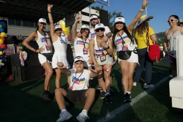 El equipo de Colombianos en New York celebra en el campo