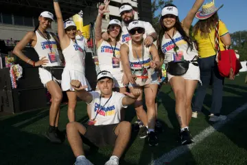 El equipo de Colombianos en New York celebra en el campo