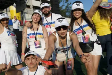 El equipo de Colombianos en New York celebra en el campo