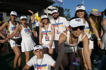 El equipo de Colombianos en New York celebra en el campo