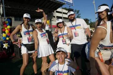 El equipo de Colombianos en New York celebra en el campo