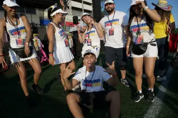 El equipo de Colombianos en New York celebra en el campo