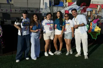 Invitados y equipo entre bambalinas