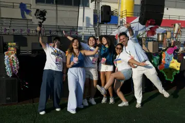 Invitados y equipo entre bambalinas