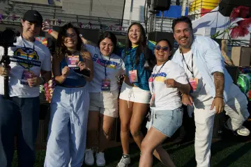 Invitados y equipo entre bambalinas
