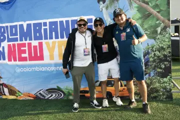 Invitados y equipo entre bambalinas