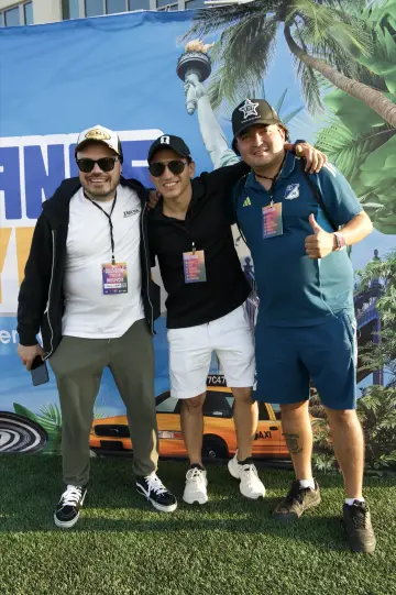 Invitados y equipo entre bambalinas