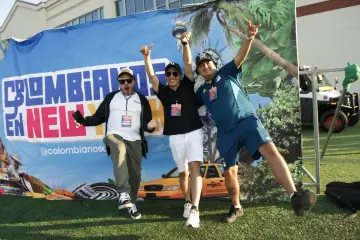 Invitados y equipo entre bambalinas