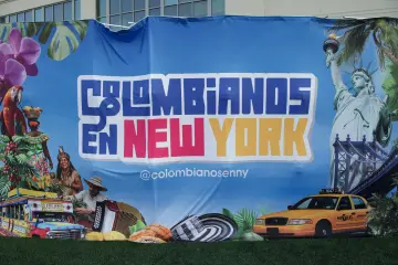 Foto de grupo frente al mural de Colombianos en New York