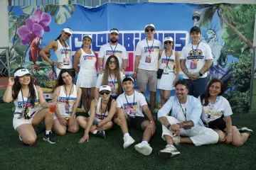 Foto de grupo frente al mural de Colombianos en New York
