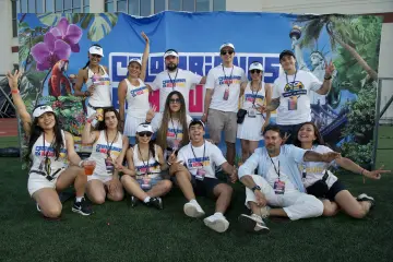 Foto de grupo frente al mural de Colombianos en New York