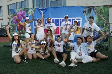 Foto de grupo frente al mural de Colombianos en New York