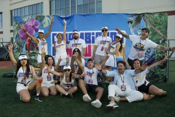 Foto de grupo frente al mural de Colombianos en New York