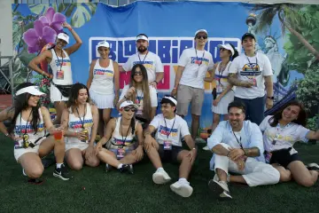 Foto de grupo frente al mural de Colombianos en New York