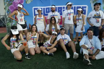 Foto de grupo frente al mural de Colombianos en New York