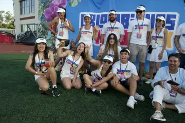 Foto de grupo frente al mural de Colombianos en New York