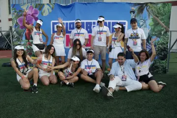 Foto de grupo frente al mural de Colombianos en New York