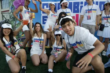Foto de grupo frente al mural de Colombianos en New York