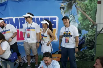 Foto de grupo frente al mural de Colombianos en New York