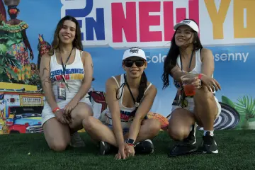 Foto de grupo frente al mural de Colombianos en New York