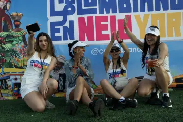 Foto de grupo frente al mural de Colombianos en New York